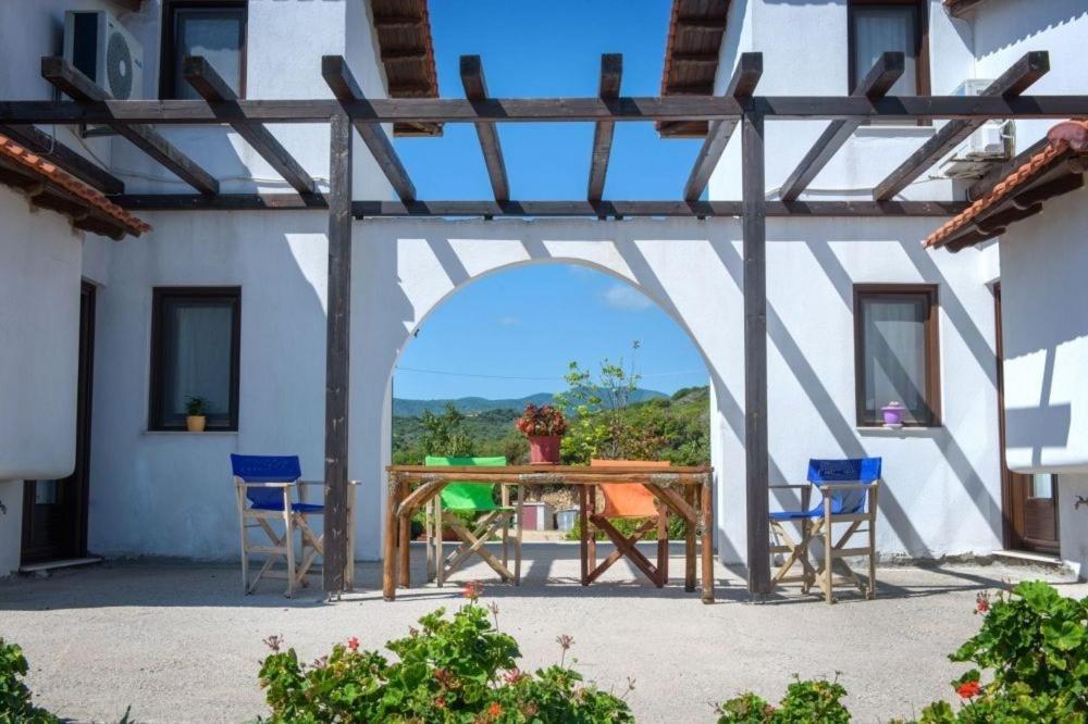 Katevi Luxury Seafront Villa อิเอริสโซส ภายนอก รูปภาพ