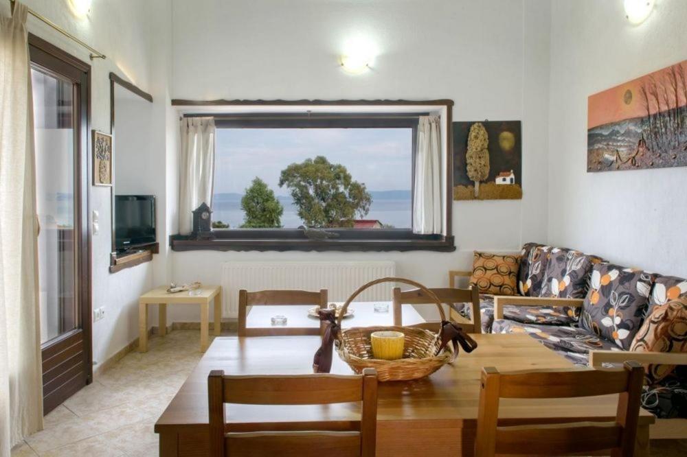 Katevi Luxury Seafront Villa อิเอริสโซส ภายนอก รูปภาพ